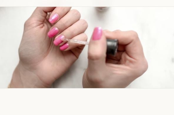 Scallop Edge French Tips: A Feminine Twist on Classic Summer Nails